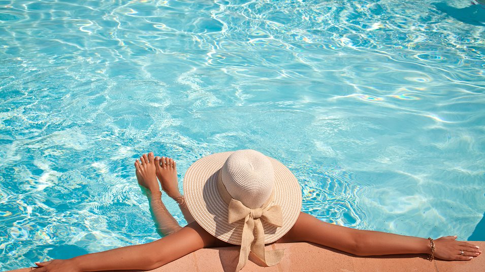 Women in swimming pool