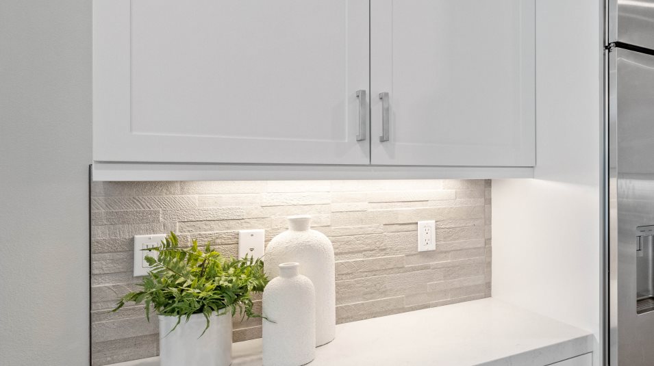 Undercabinet task lighting in the kitchen