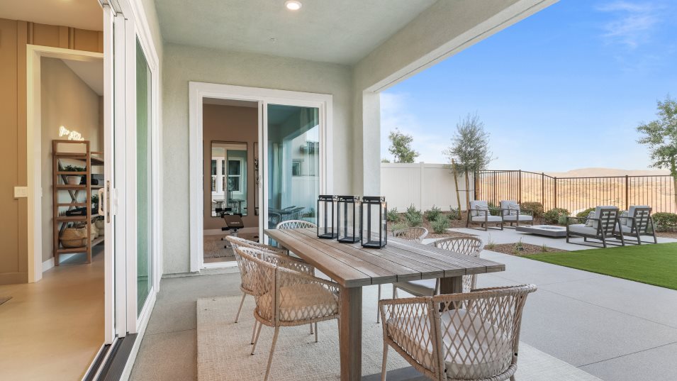 Furnished California Room with outdoor dining set up