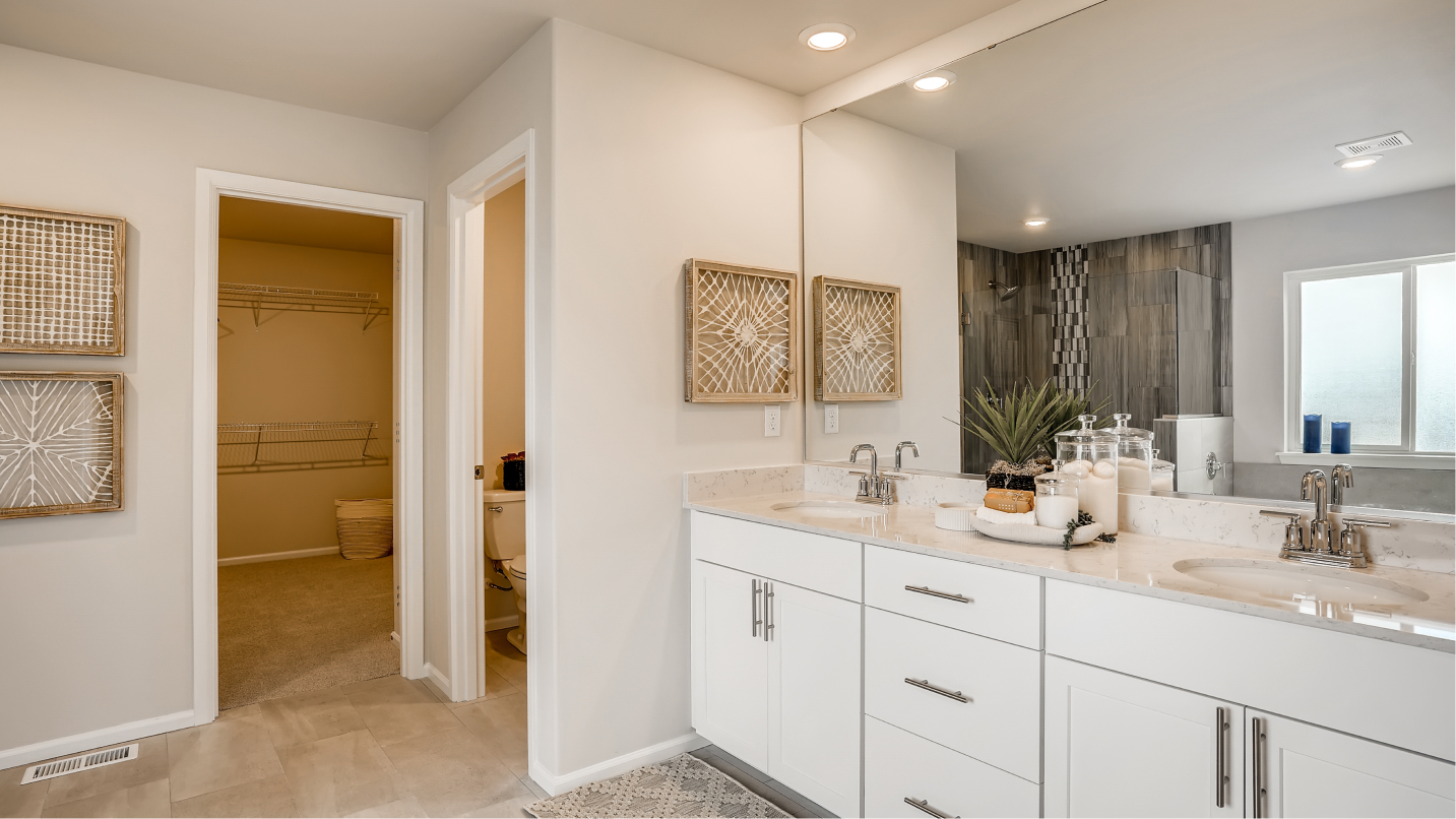 2551 Davenport Owners Bath 1of2 F2