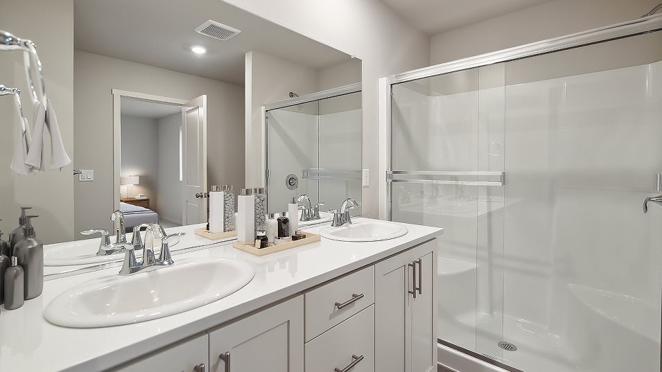Auburn Owner's Suite Bathroom