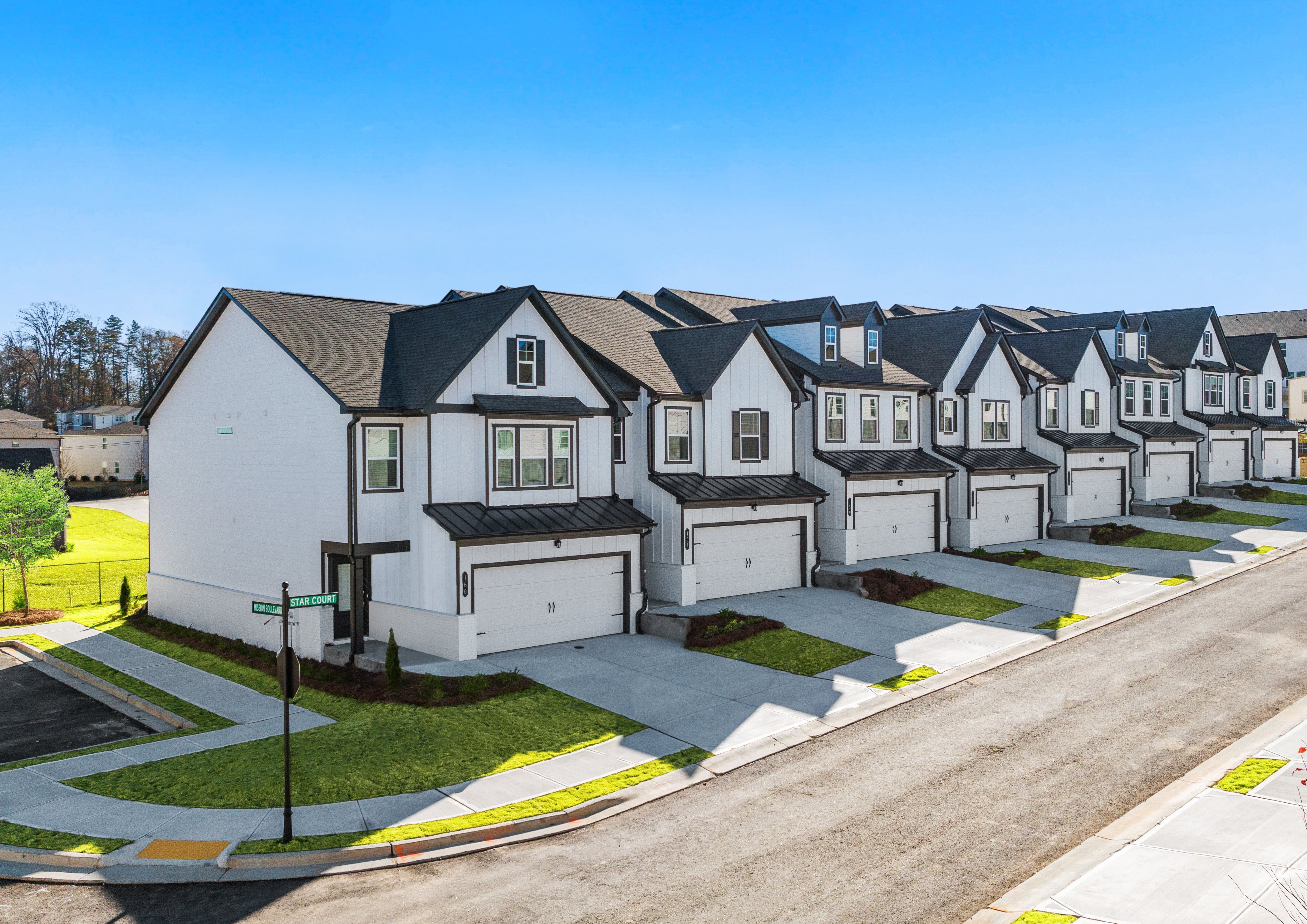 Image: Stretscape of townhomes in Towns at Glenn Abby community