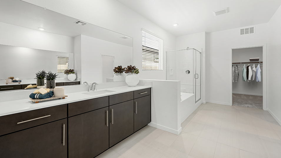 2668 Antoinette Owners Bath 2of3 F1 Base2