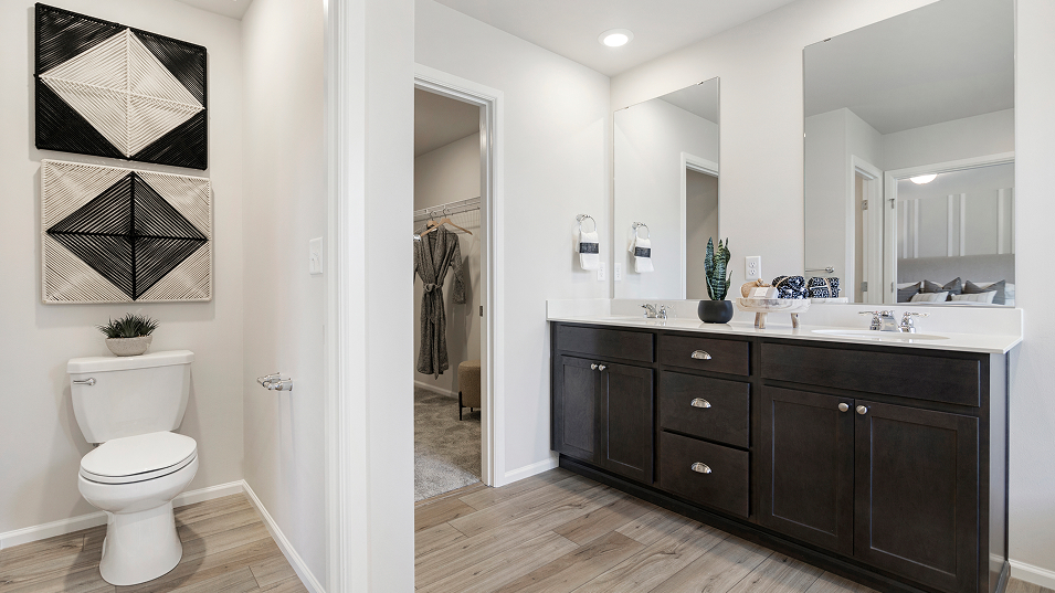 3215 Bainbridge II Owners Bath 1of2 F2
