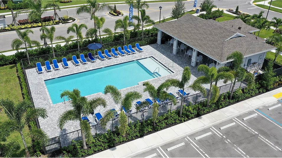 Lakeshore at the Fountains swimming pool
