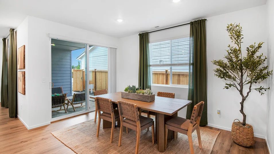 2213 Hazelwood Dining 1of4 F1 Base3