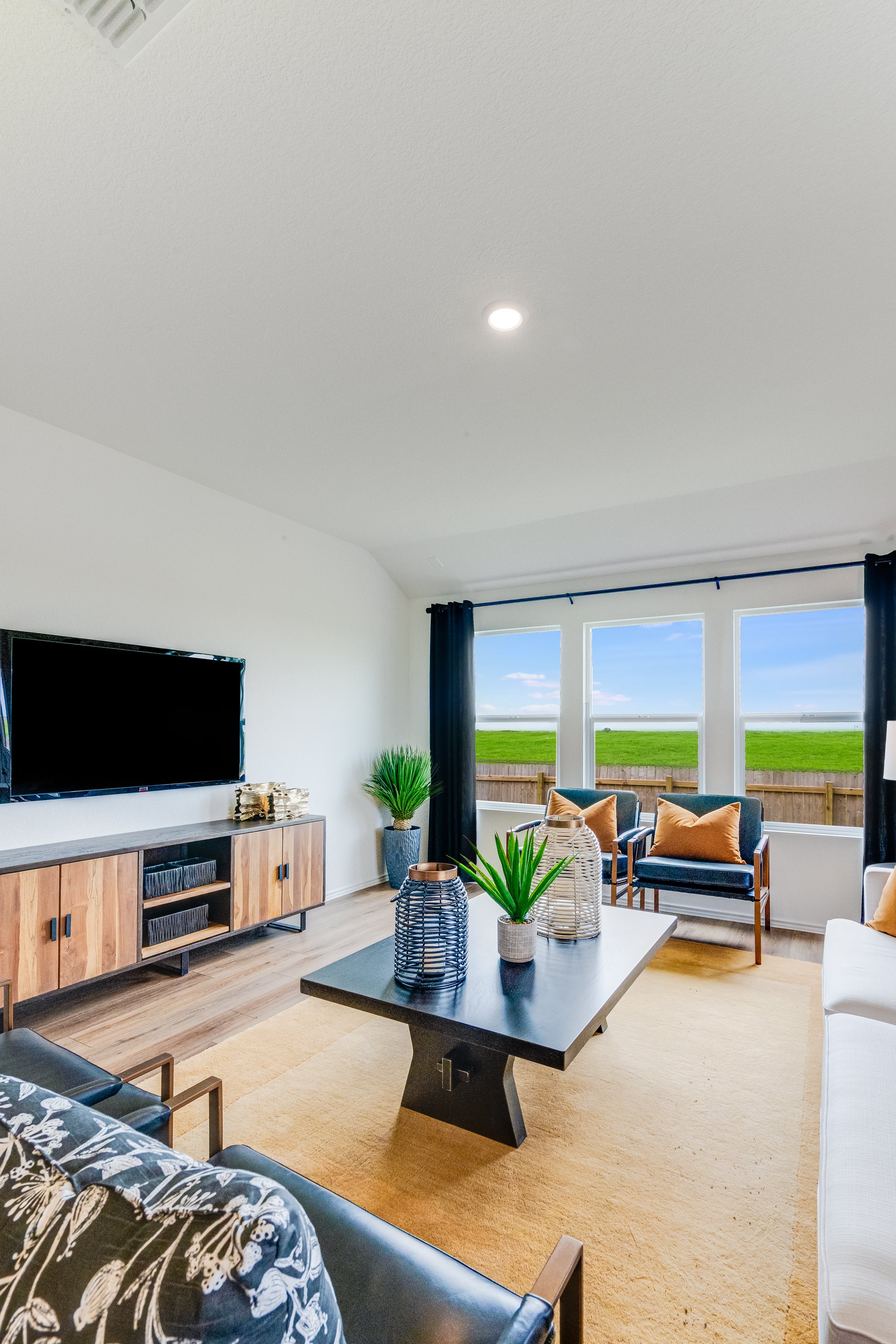 With Lennar building dream homes in the Austin/Central Texas areas, it’s never been easier to find the right home for you. Make the dream of homeownership come true with a new, Everything’s Included® Lennar home.