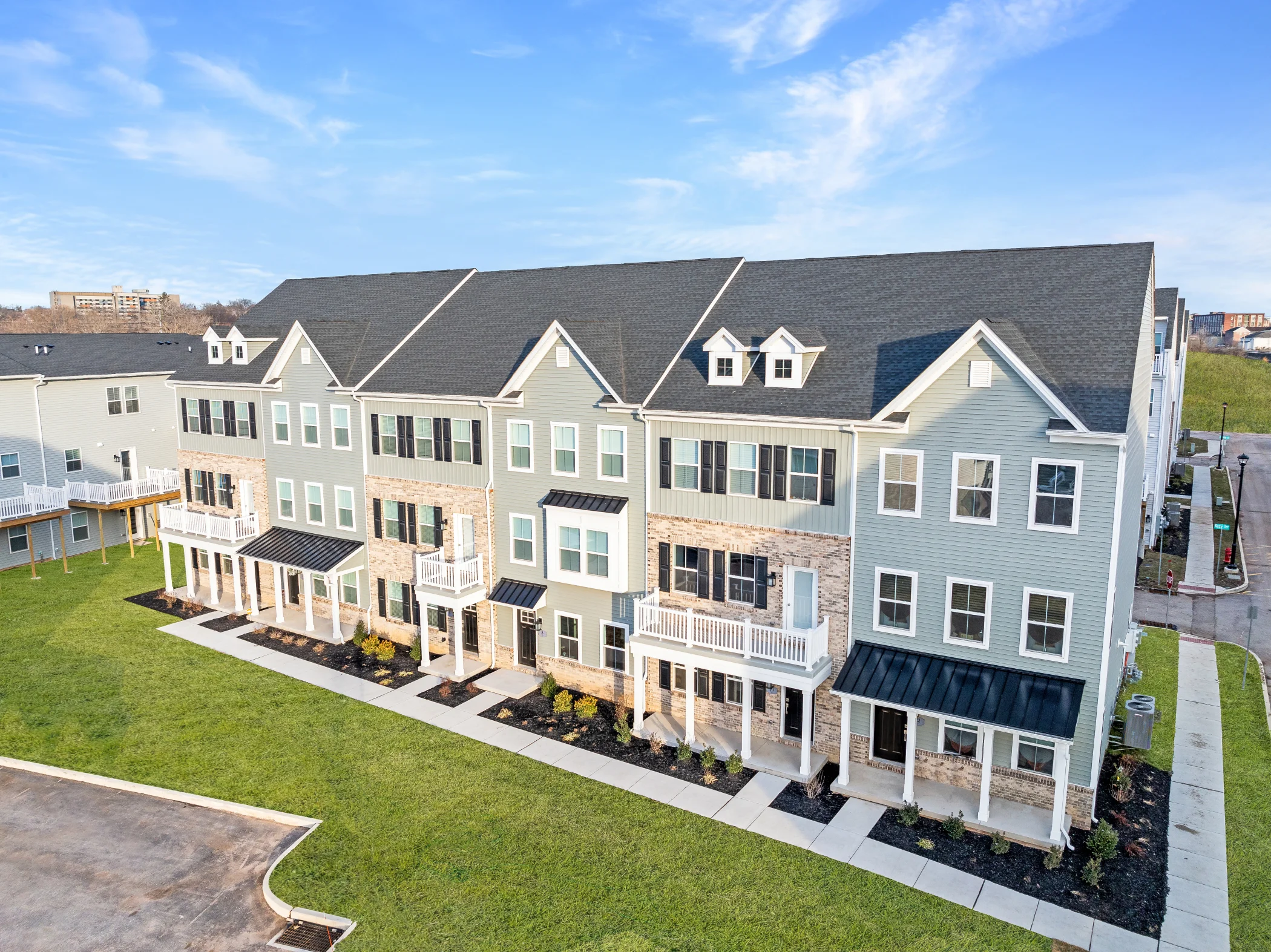 River Pointe Cambridge Exterior Streetscape