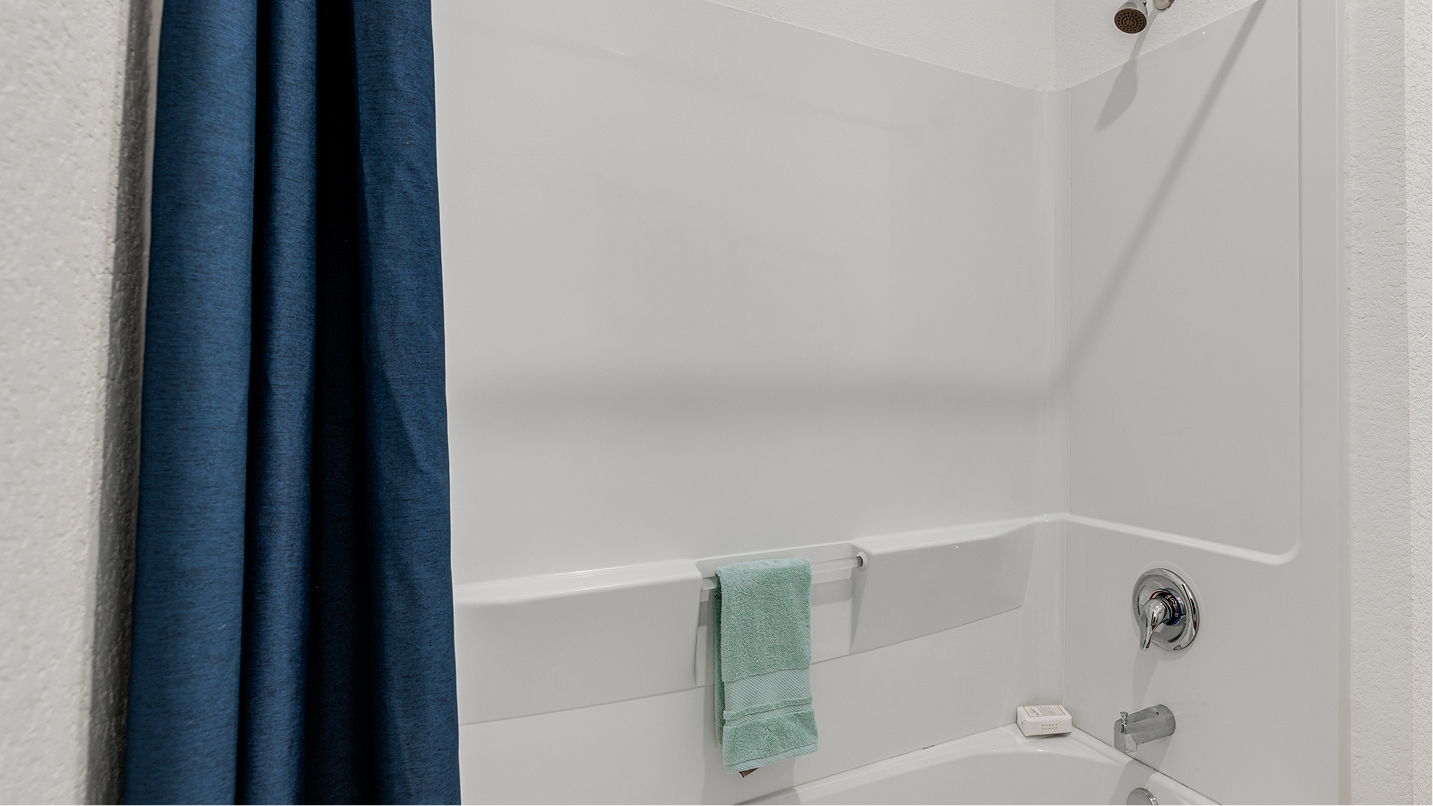 6432 Clover II Bath2 2of3 F1 080125