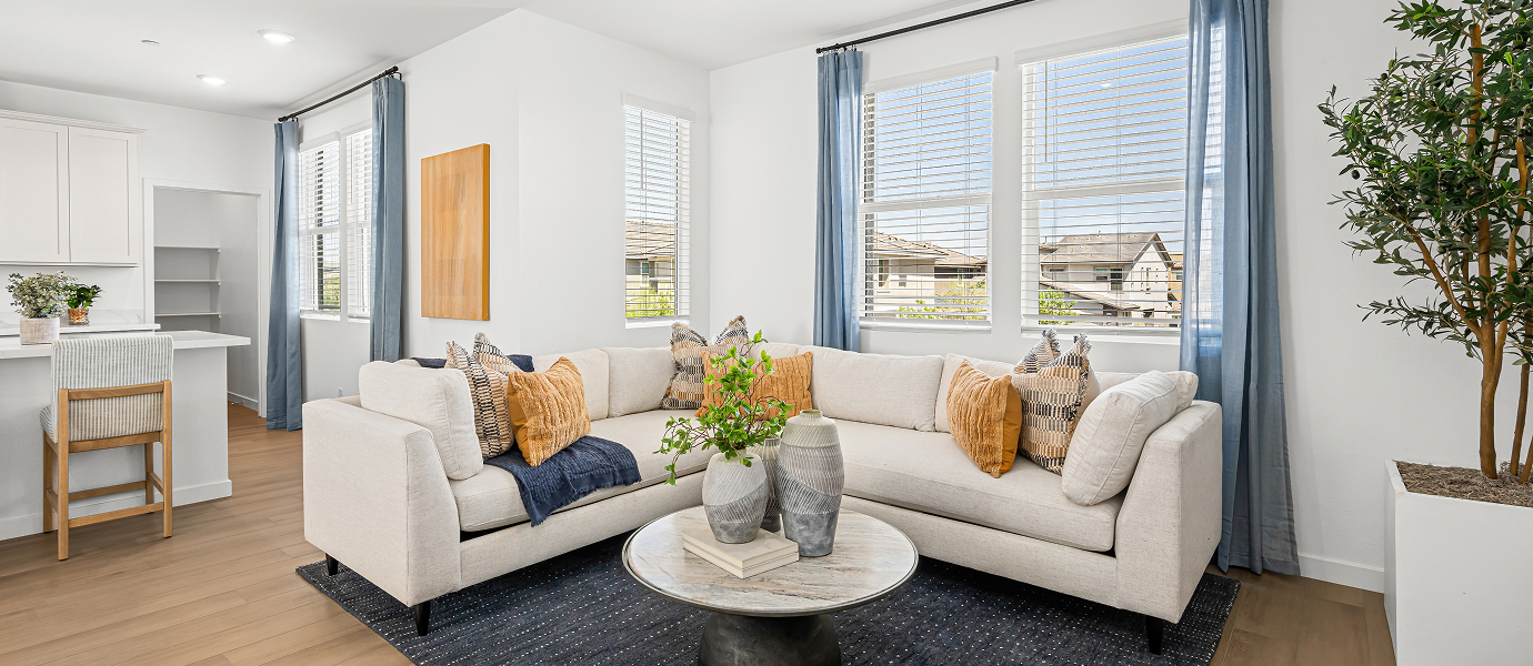 2153 Sutton Living 2of2 F2