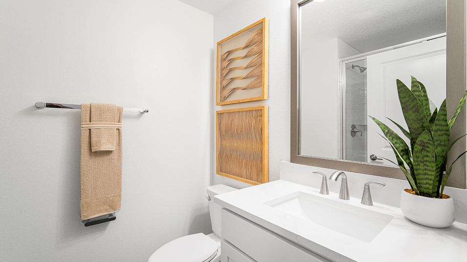 2411 Flagler Bath3 1of2 F1 Base2