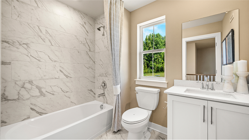 ロムニーハウス 114〜116 Graham w/ Basement & Sun Room New Home Plan in Farm View