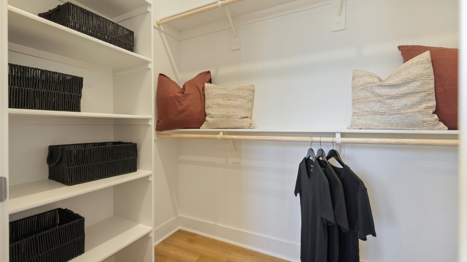 Aluna 1X owners suite closet