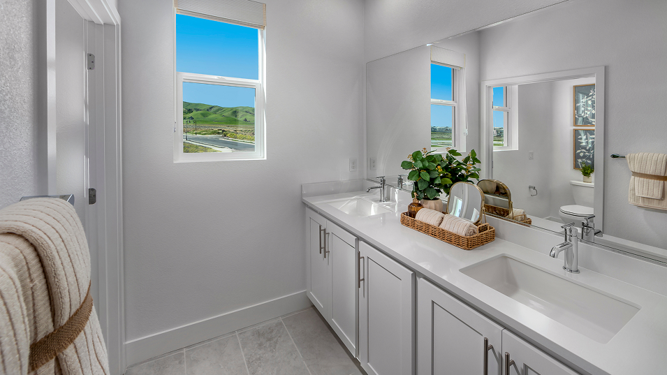 Emerald One Lake Res2 Bath2 F2