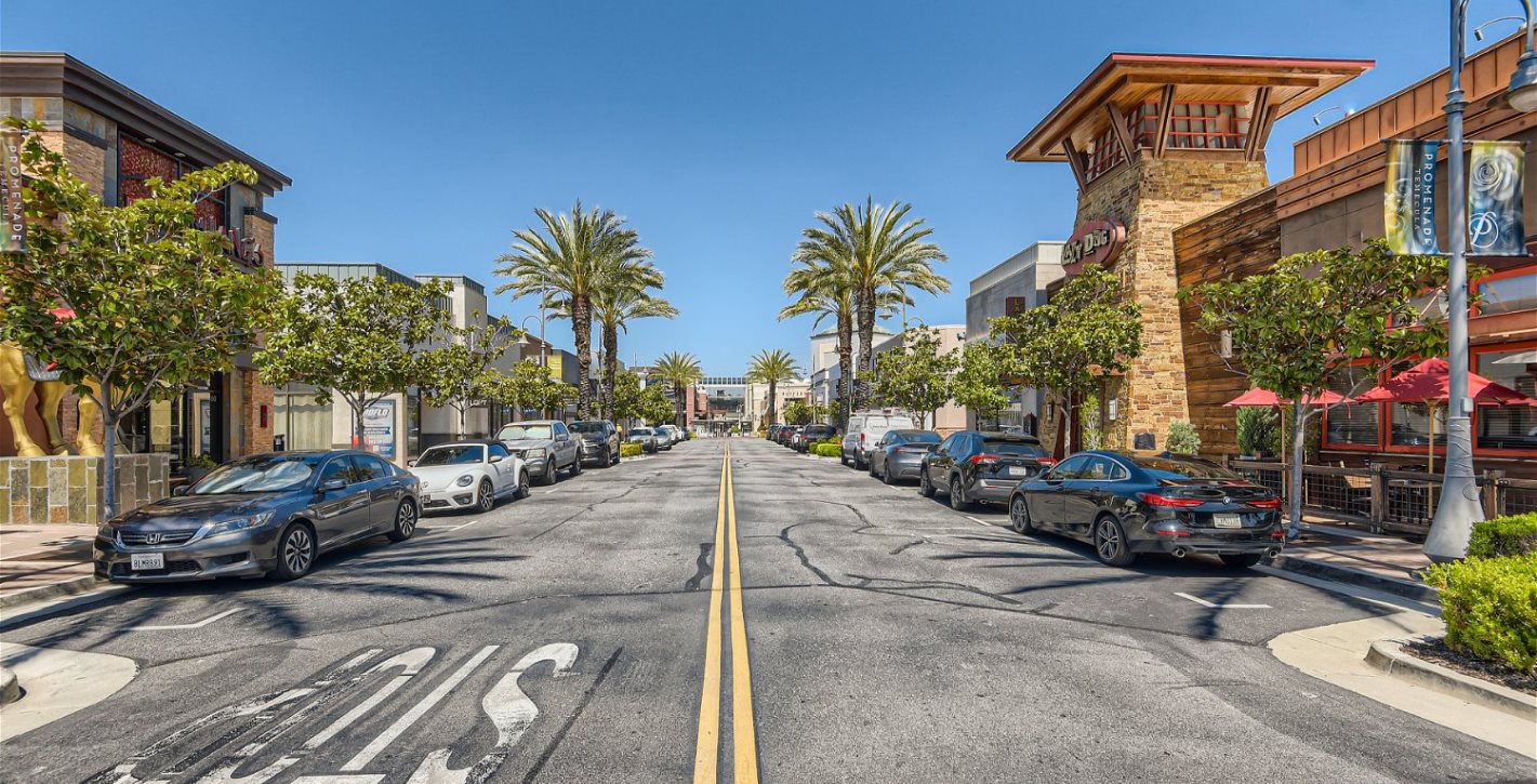 Promenade Temecula in the daylight