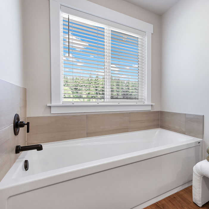 2540 Magnolia II Owners Bath 2of3 F2