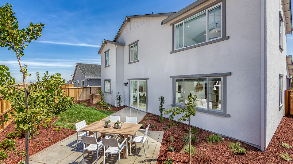 Mezzano Lakeshore Res3 Exterior Backyard 1of2