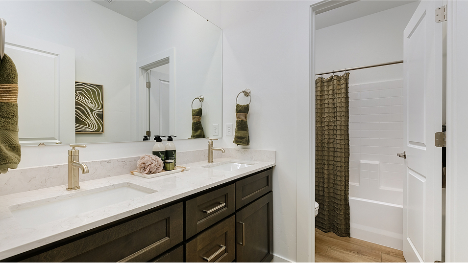 2350 Plan2350 Bath2 F1