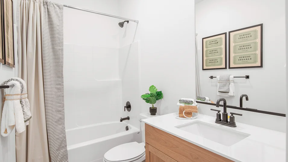 1669 Hamilton Bath2 Base4