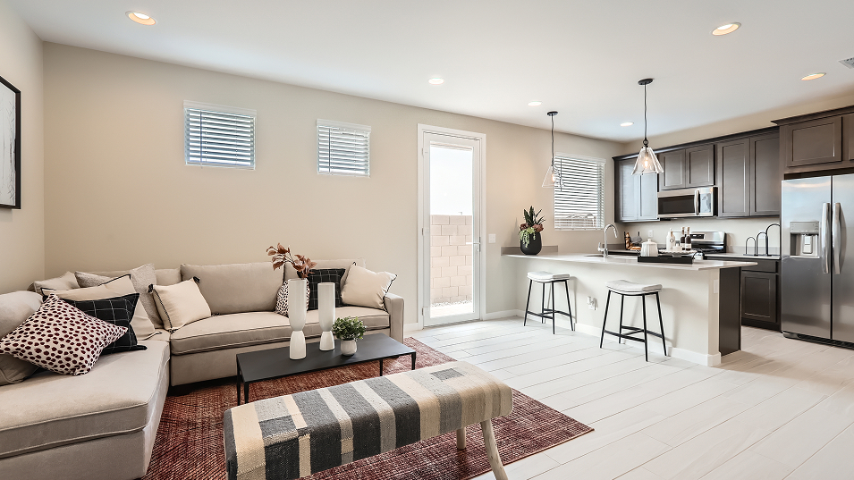 4083 Revolution NG Living 2of2 F1 Base10