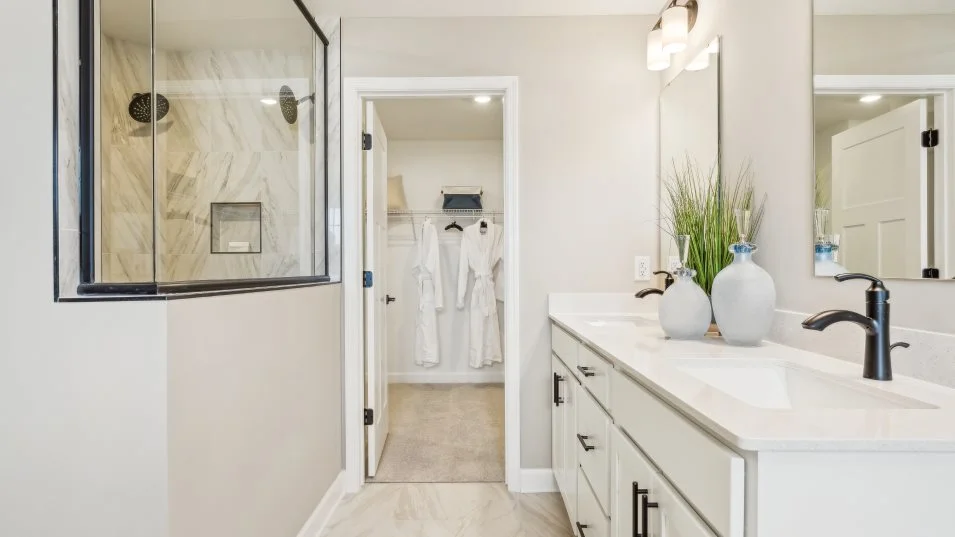 Itasca Owners Bathroom