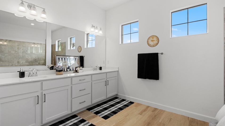 Lorraine-Lakes Estate Homes Sunset Owner’s Suite
