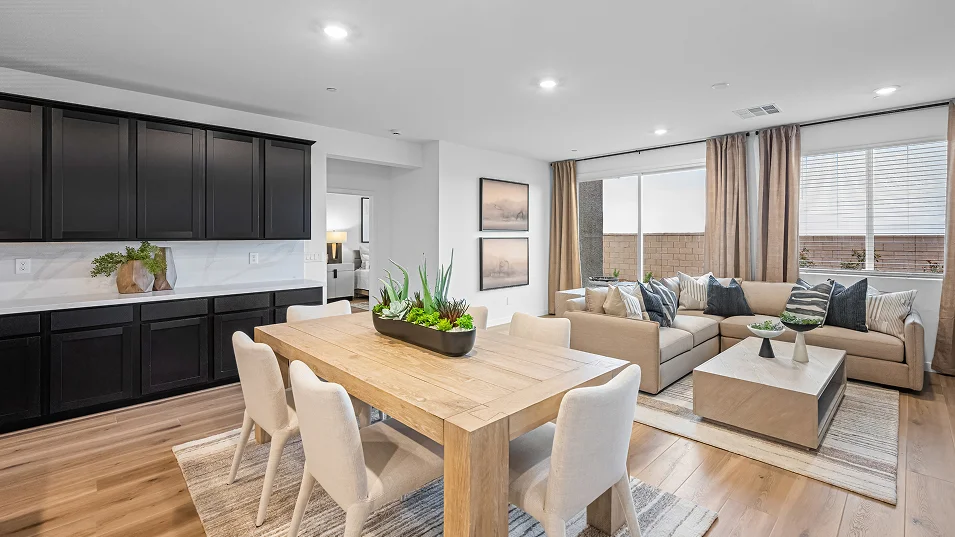 3210 Peter Dining 1of2 F1