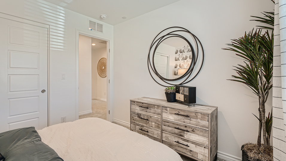 1180 Alma Bed2 2of2 F2 Base2
