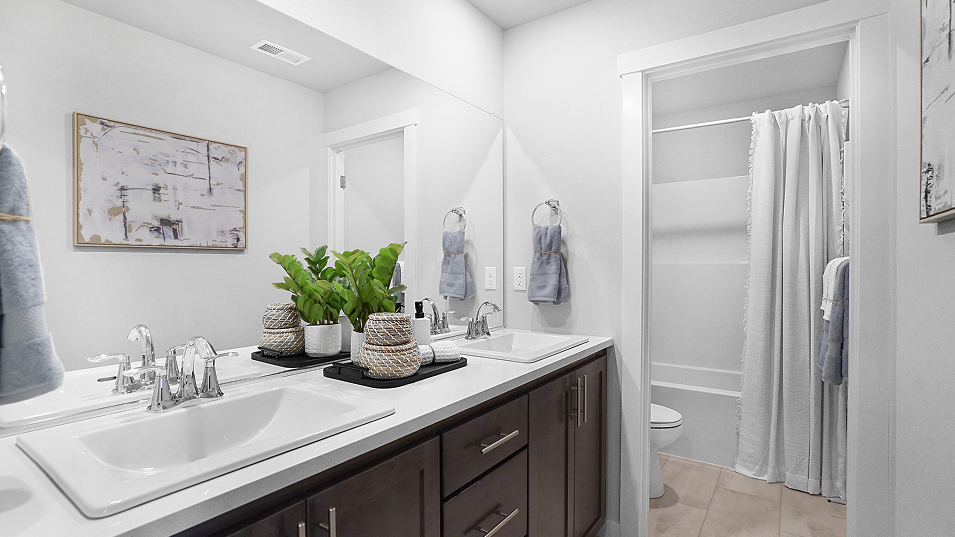 2213 Hillsdale Bath2 1of2 F2