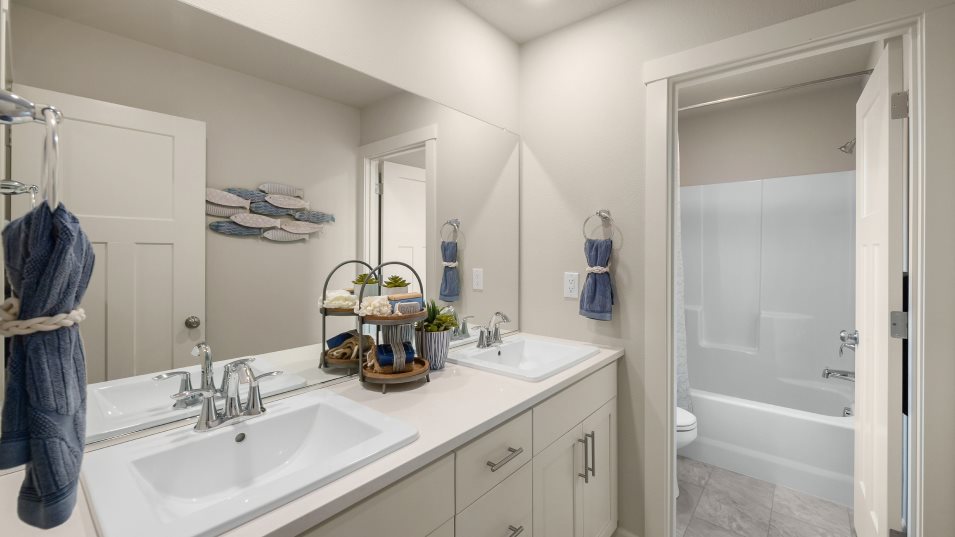 Bathroom 2 sinks and shower-tub combination