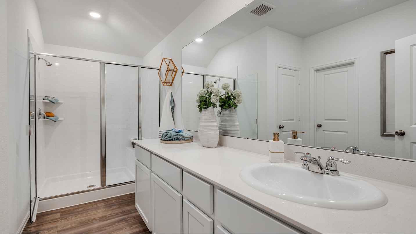 6432 Clover II Owners Bath 1of2 F1 080125