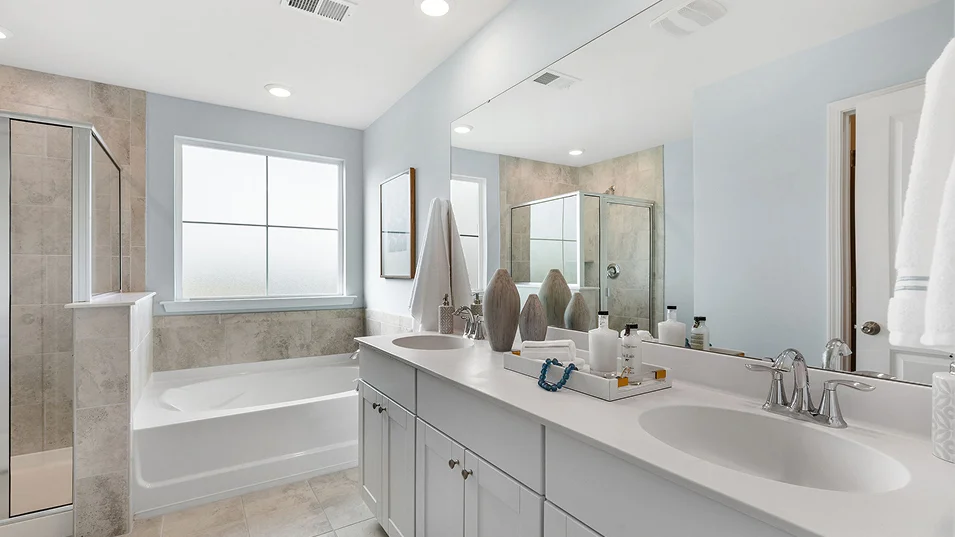 2816 Fanning Owners Bath 2of3 F2 5 30 25