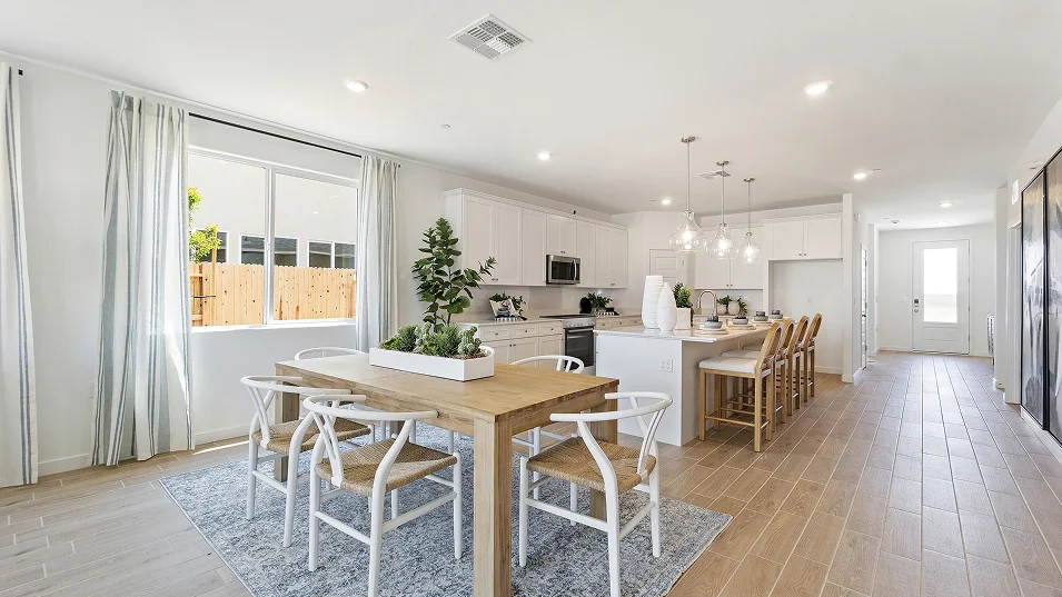 042525 4023 Bolero Dining 2of2 F1