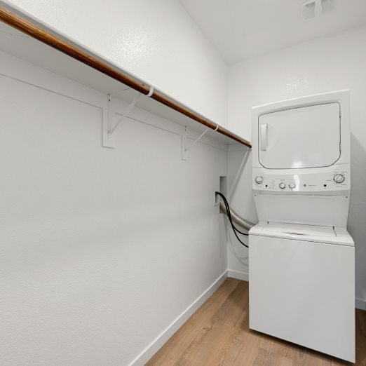 Harlow Next Gen® Suite Walk-In Closet