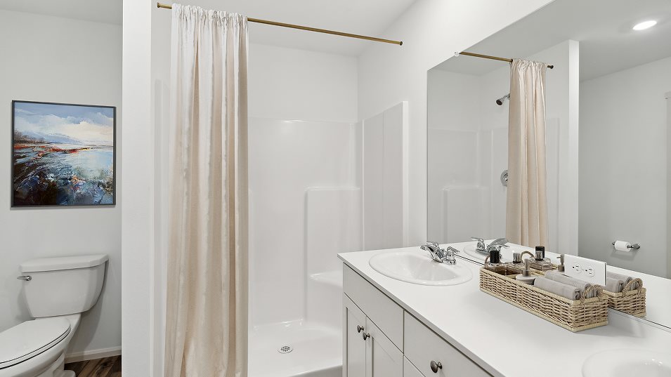 Auburn Owner's Suite Bathroom