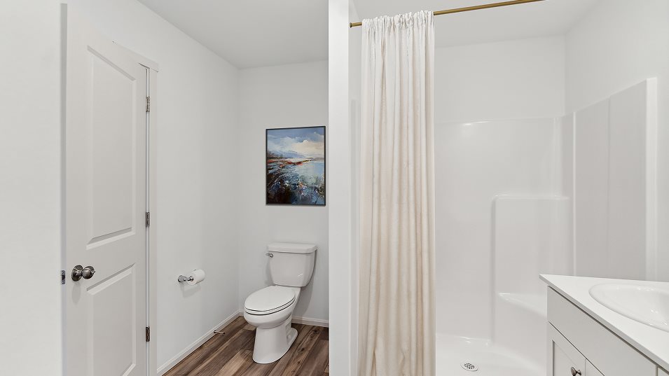 Auburn Owner's Suite Bathroom