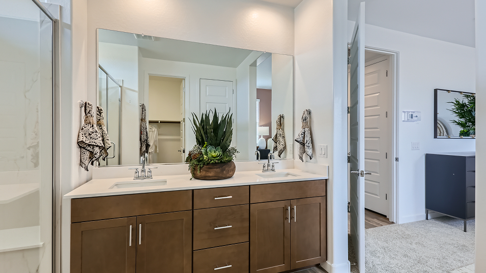 3580 Latitude Owners Bath 2of2 F1 Base4