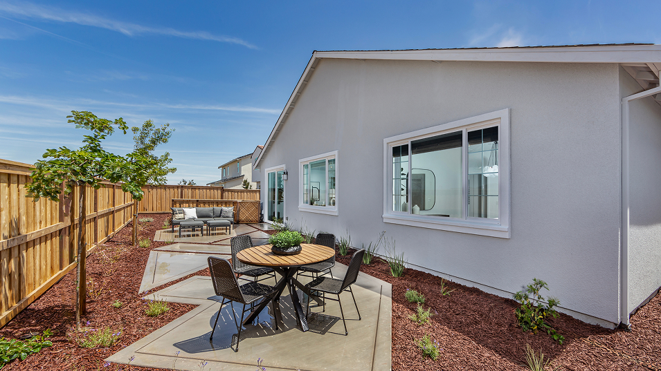 Mezzano Lakeshore Res1 Exterior Backyard 1of2