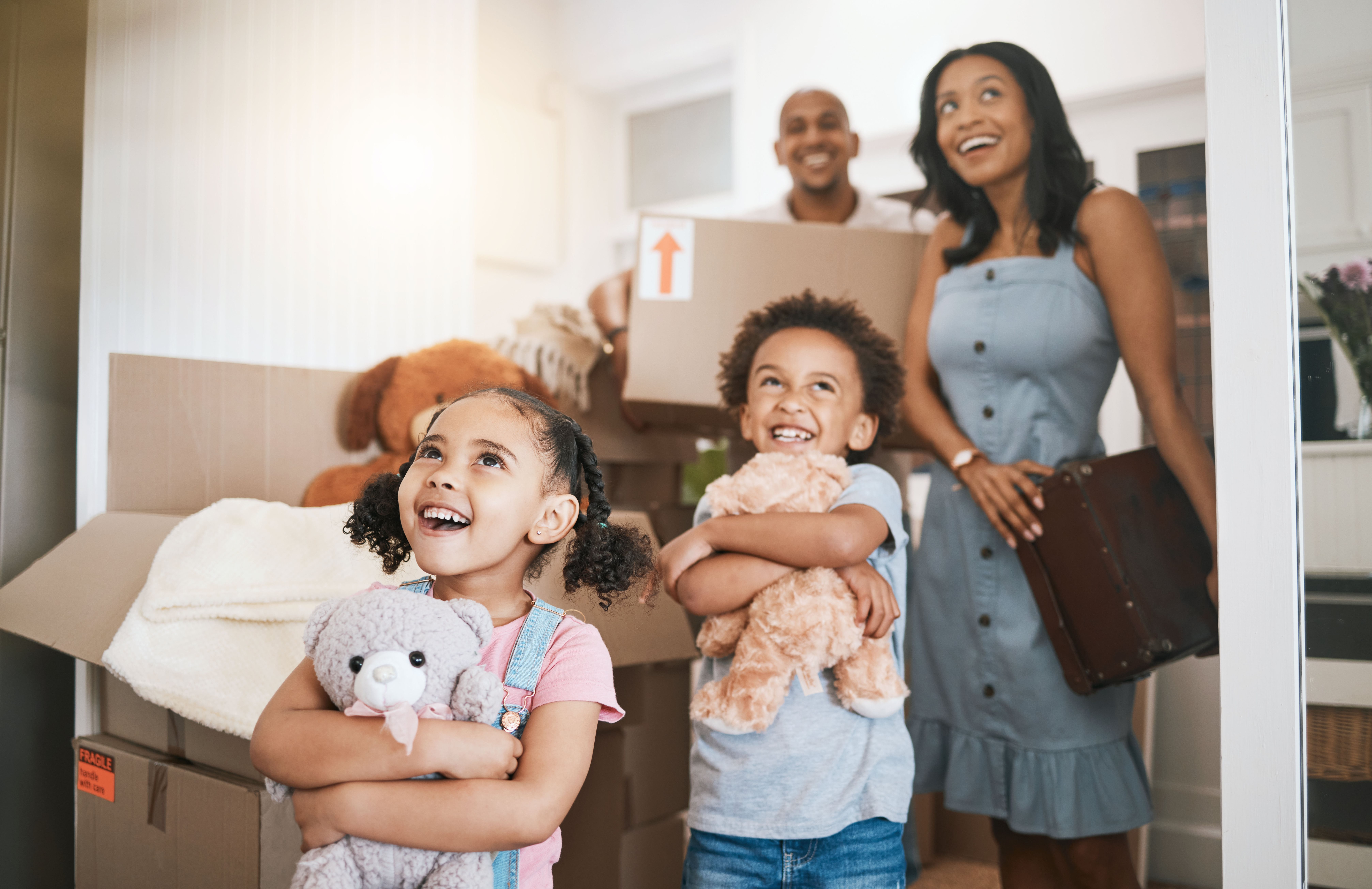 IND_Pic_FamilyMovingIn_Stock_AdobeStock_595758206