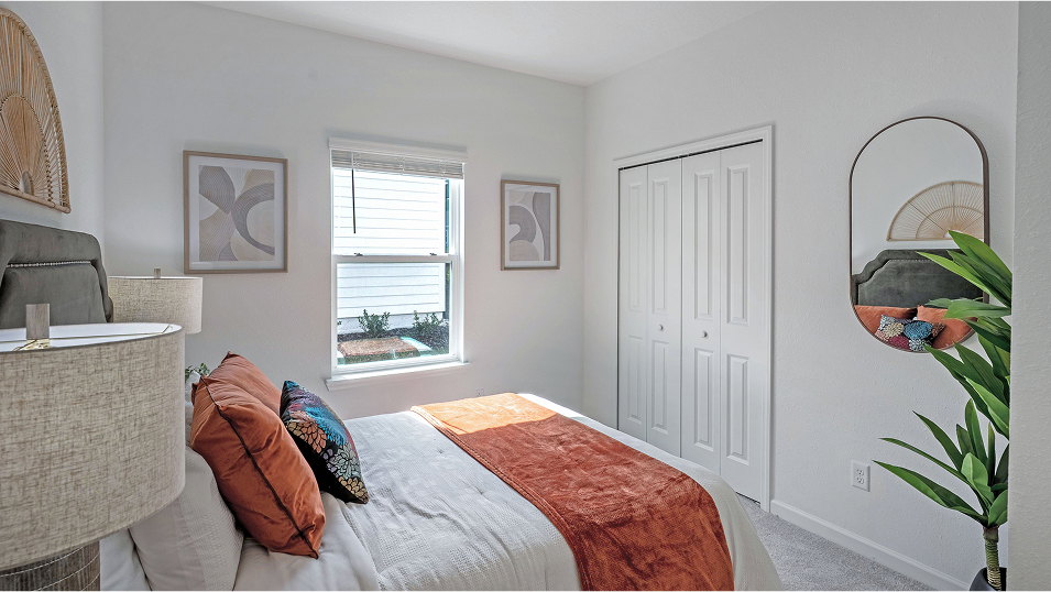 2106 Charle II Bed2 1of4