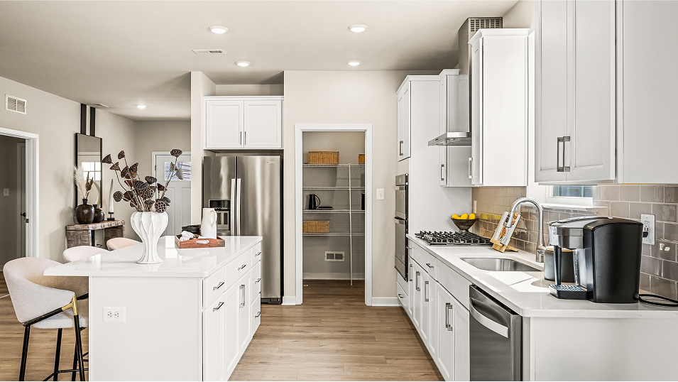 1717 Solano Kitchen 1of9 Base3 5 12 25