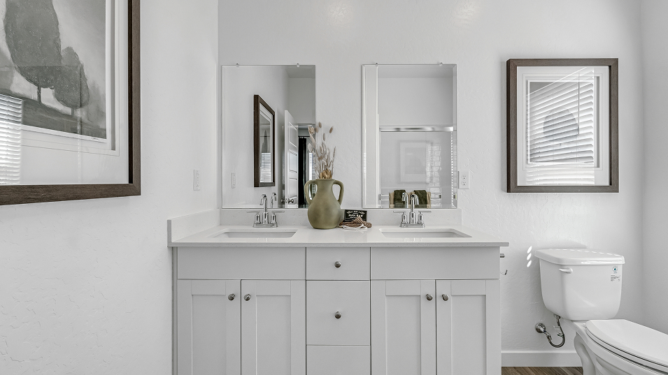 3002 Jewel Owners Bath 2of2 F1 Base4