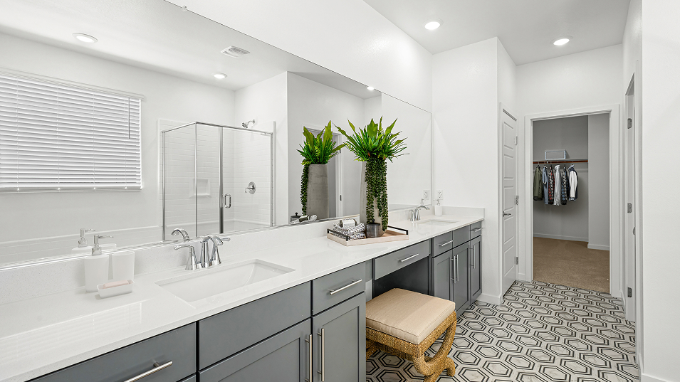 2600 Riviera Owners Bath 3of4 F1