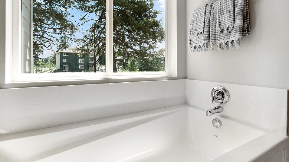 2350 Jade Owners Bath 2of2 F2