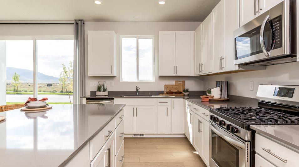 Villages Parkway Fields Pinnacle Kitchen 2of4 F1