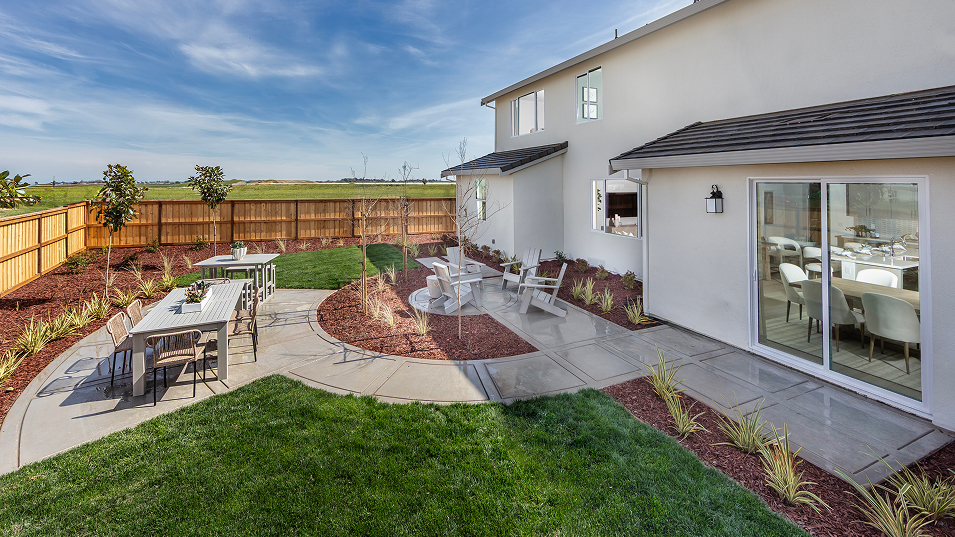 Turano Lakeshore Res4 Exterior Backyard 1of2