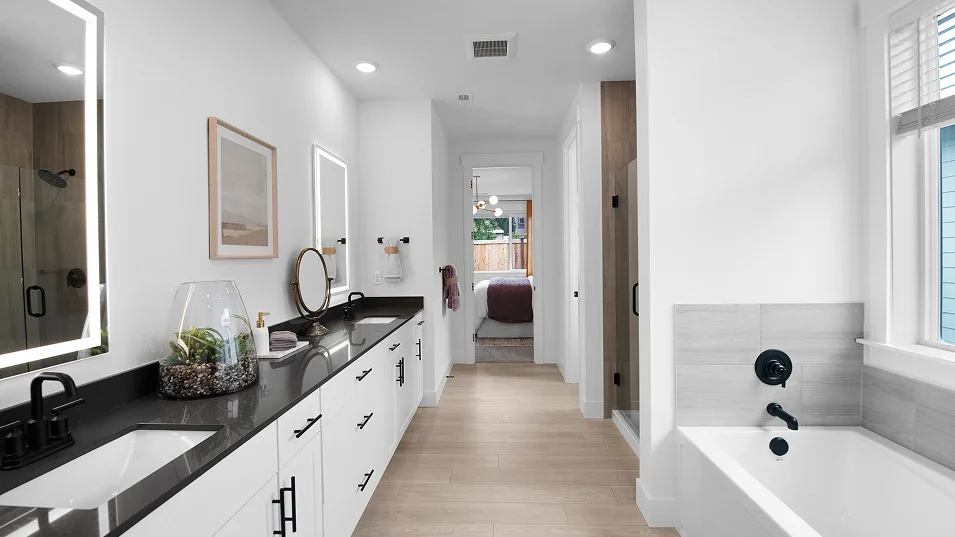 2241 Benton Owners Bath 2of2 F1 Base2