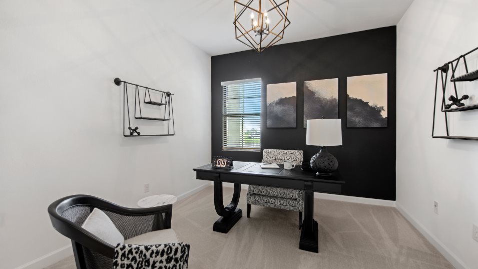 Lorraine-Lakes Estate Homes Sunset Den