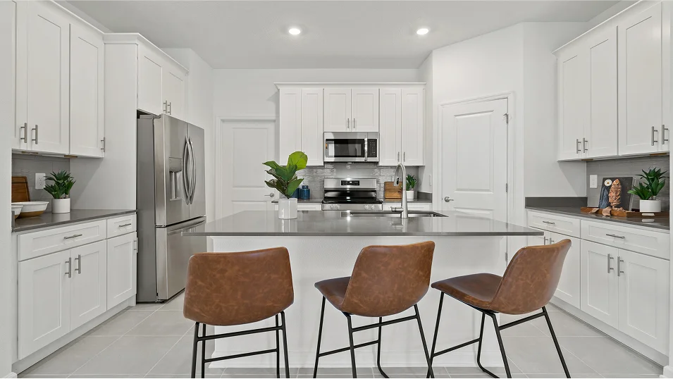 1713 Venice Kitchen 1of2 F1 4 28 25