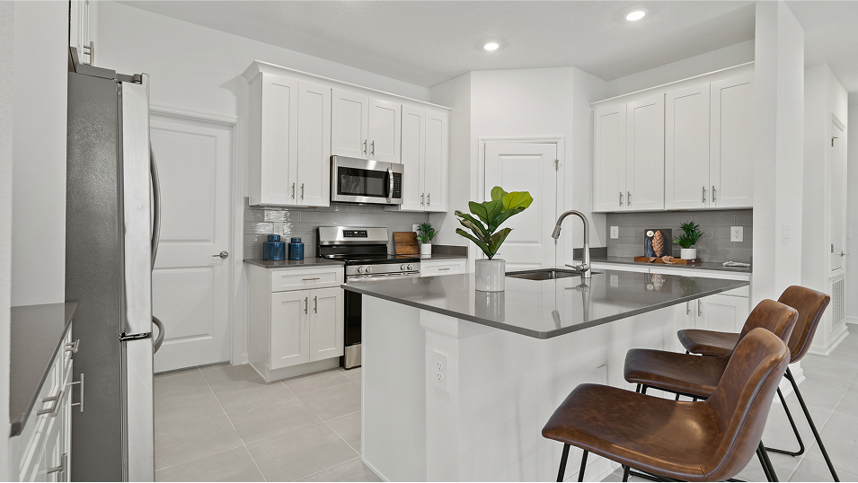 1713 Venice Kitchen 2of2 F1 4 28 25